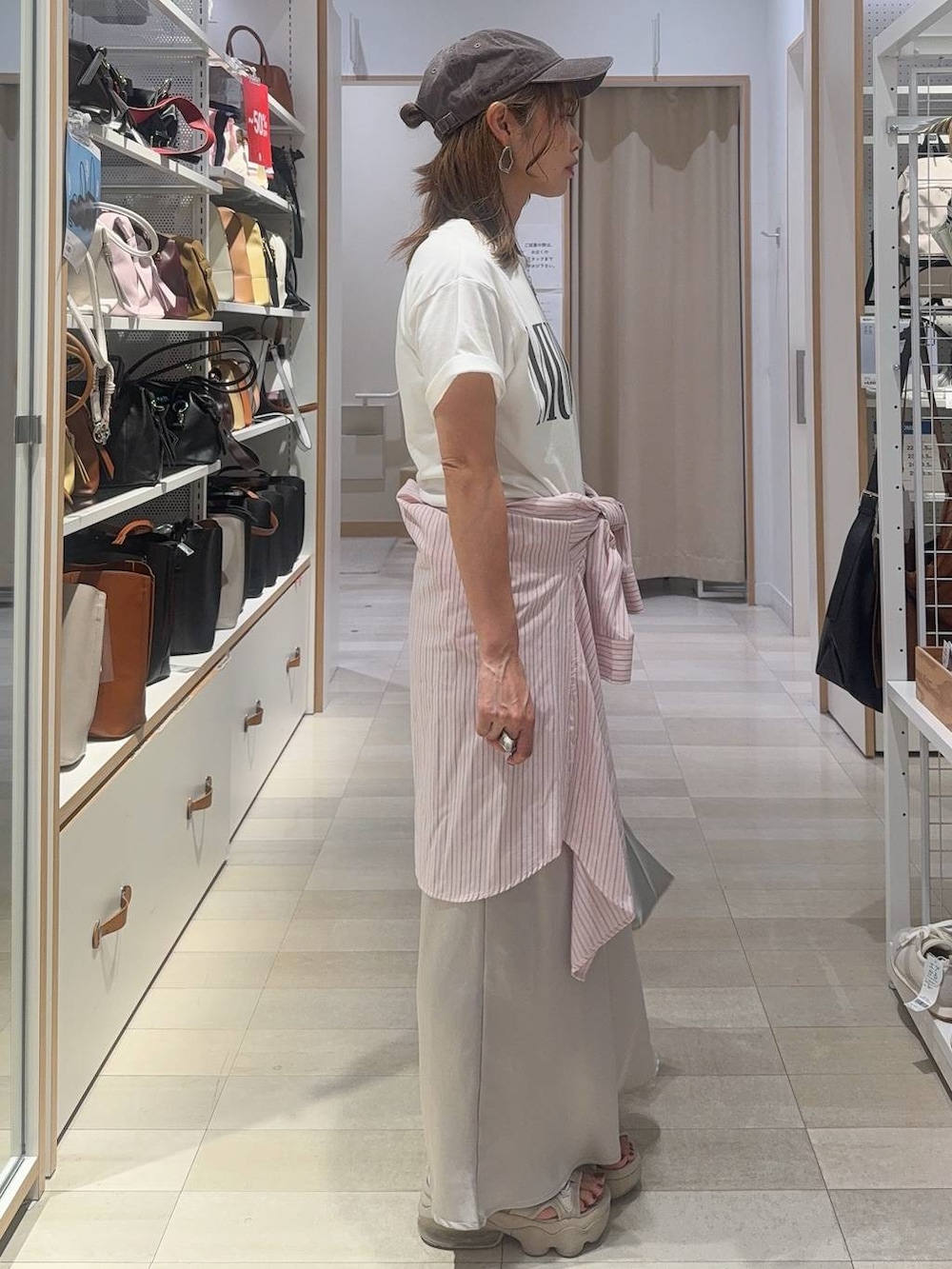 ピンク系のシャツ/ブラウス、グレー系のスカート、ホワイト系のTシャツ/カットソーを着用したレディースの夏コーディネートの6枚目の写真