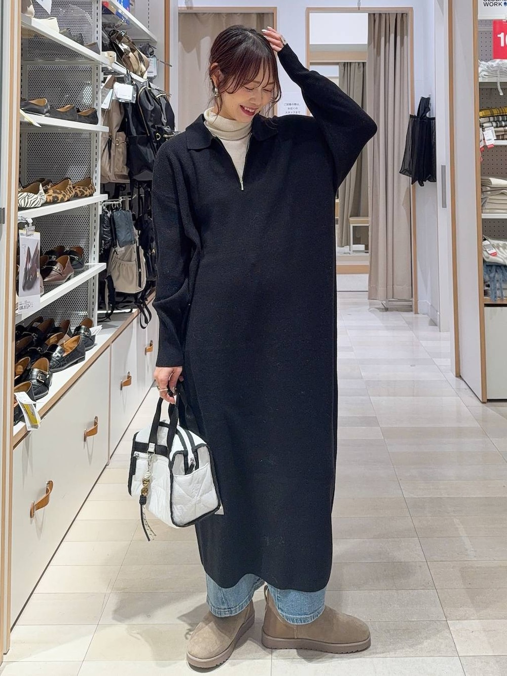 グリーン系のカーディガン/ボレロ、ホワイト系のボストンバッグ、ブラック系のワンピースを着用したレディースの冬コーディネートの2枚目の写真