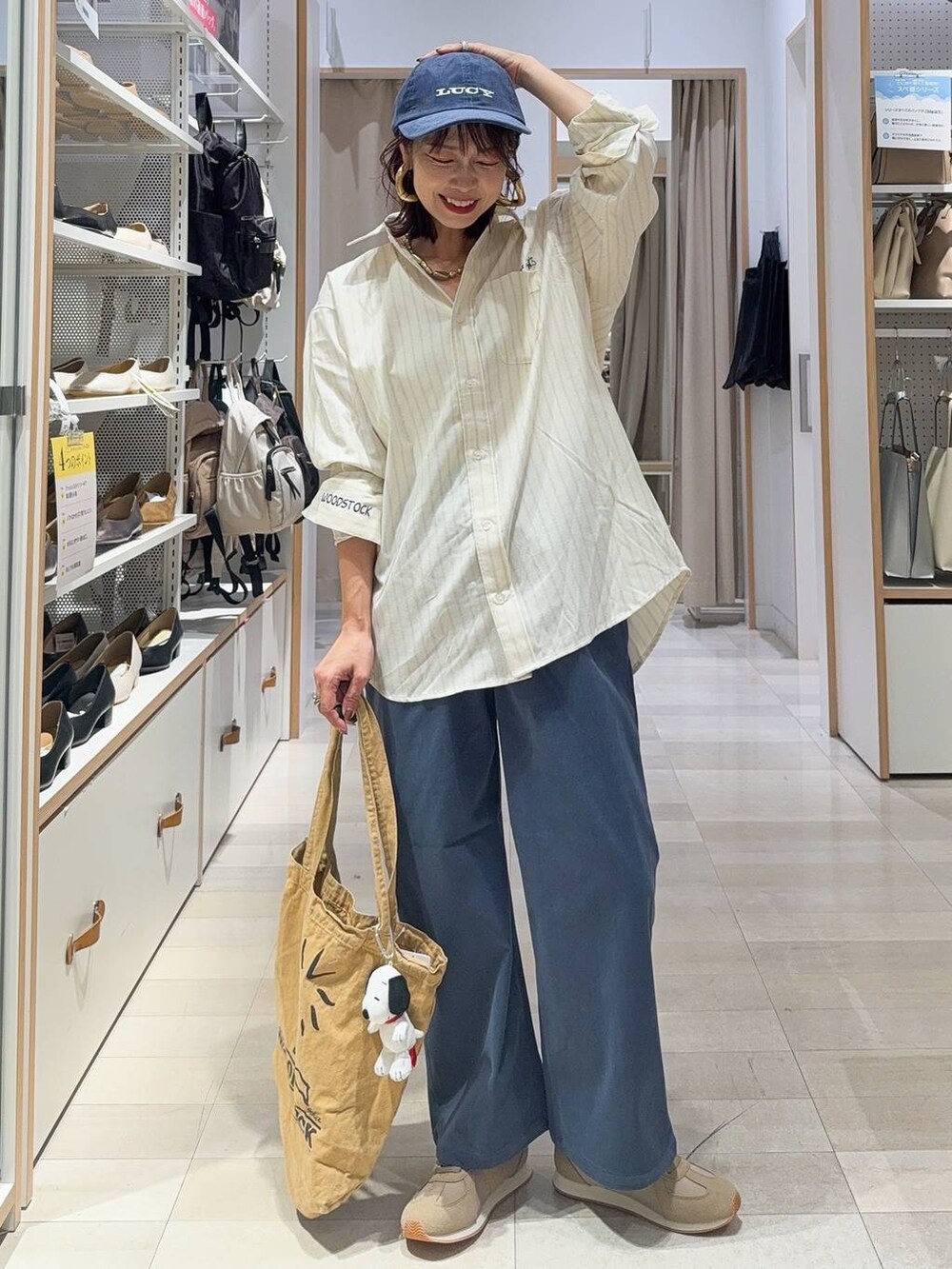 ベージュ系のスニーカー、ブルー系のカーディガン/ボレロ、ゴールド系のシャツ/ブラウスを着用したレディースの秋コーディネートの3枚目の写真