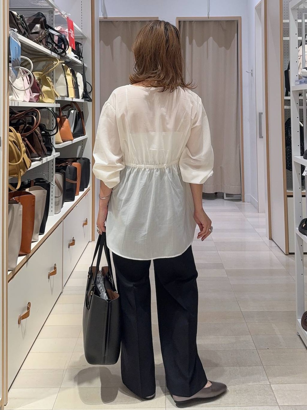 その他のパンプス、ブラック系のトートバッグ、ホワイト系のキャミソールを着用したレディースの夏コーディネートの4枚目の写真