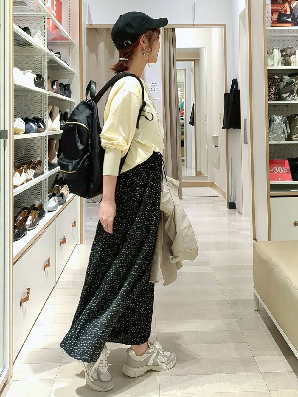 ブラック系のその他パンツ、ブラック系のショルダーバッグ、グレー系のパンプスを着用したレディースの春コーディネートの5枚目の写真