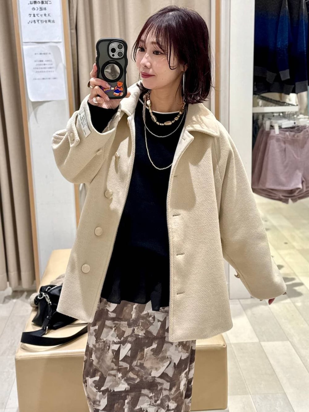 ブラック系のTシャツ/カットソー、ブラック系のワンピース、ブラック系のブーツを着用したレディースの冬コーディネートの2枚目の写真