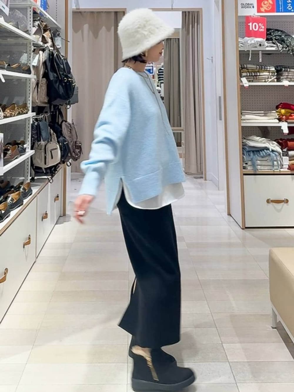 ブラック系のショルダーバッグ、ブラック系のダウンジャケット/コート、ブルー系のニット/セーターを着用したレディースの冬コーディネートの6枚目の写真