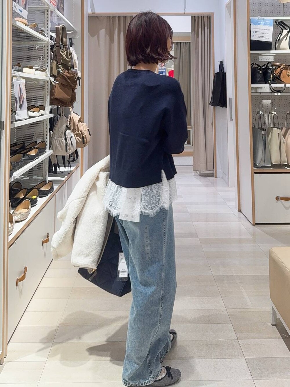 グレー系のバレエシューズ、ブルー系のトートバッグ、ホワイト系のブルゾンを着用したレディースの秋コーディネートの7枚目の写真