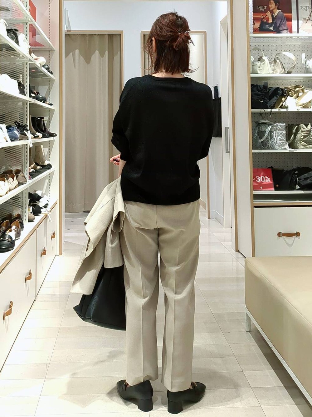 ブラック系のローファー、ブラック系のニット/セーター、ベージュ系のその他パンツを着用したレディースの春コーディネートの7枚目の写真