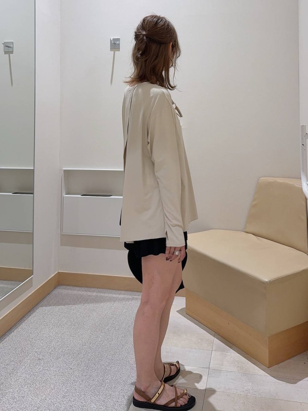 ブラウン系のサンダル、ブラック系のその他パンツ、シルバー系のネックレスを着用したレディースの夏コーディネートの6枚目の写真