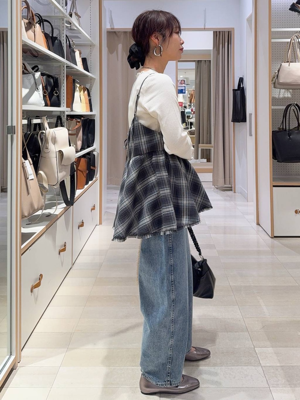 その他のパンプス、ブルー系のデニムパンツ、ホワイト系のTシャツ/カットソーを着用したレディースの冬コーディネートの6枚目の写真