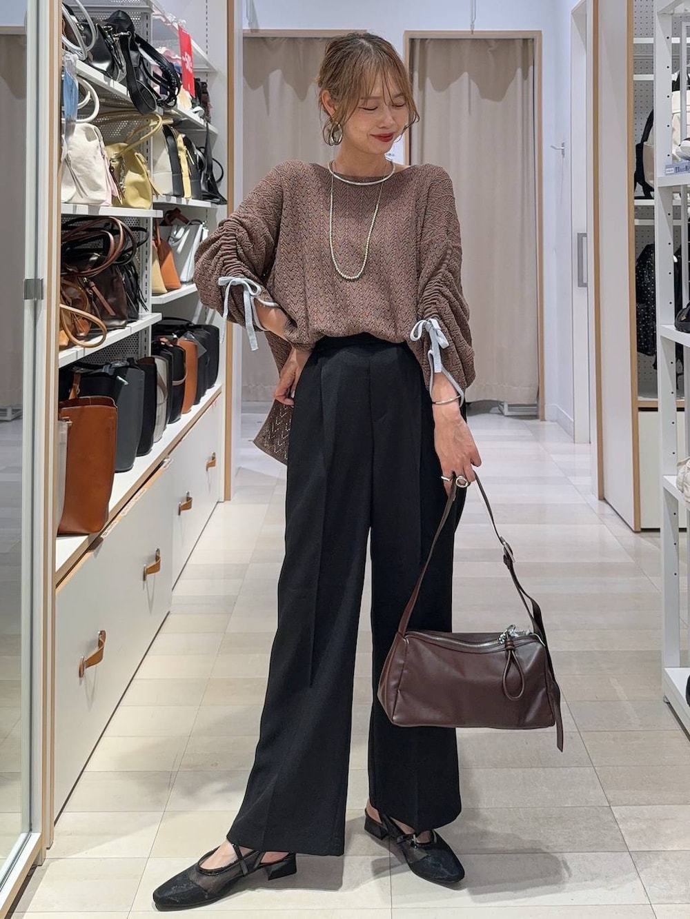 ブラック系のその他パンツ、ブラック系のスカート、ブラウン系のボディバッグ/ウエストポーチを着用したレディースの夏コーディネートの2枚目の写真