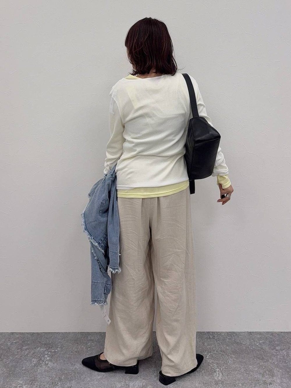 ホワイト系のその他パンツ、ブラック系のショルダーバッグ、シルバー系のネックレスを着用したレディースの春コーディネートの6枚目の写真