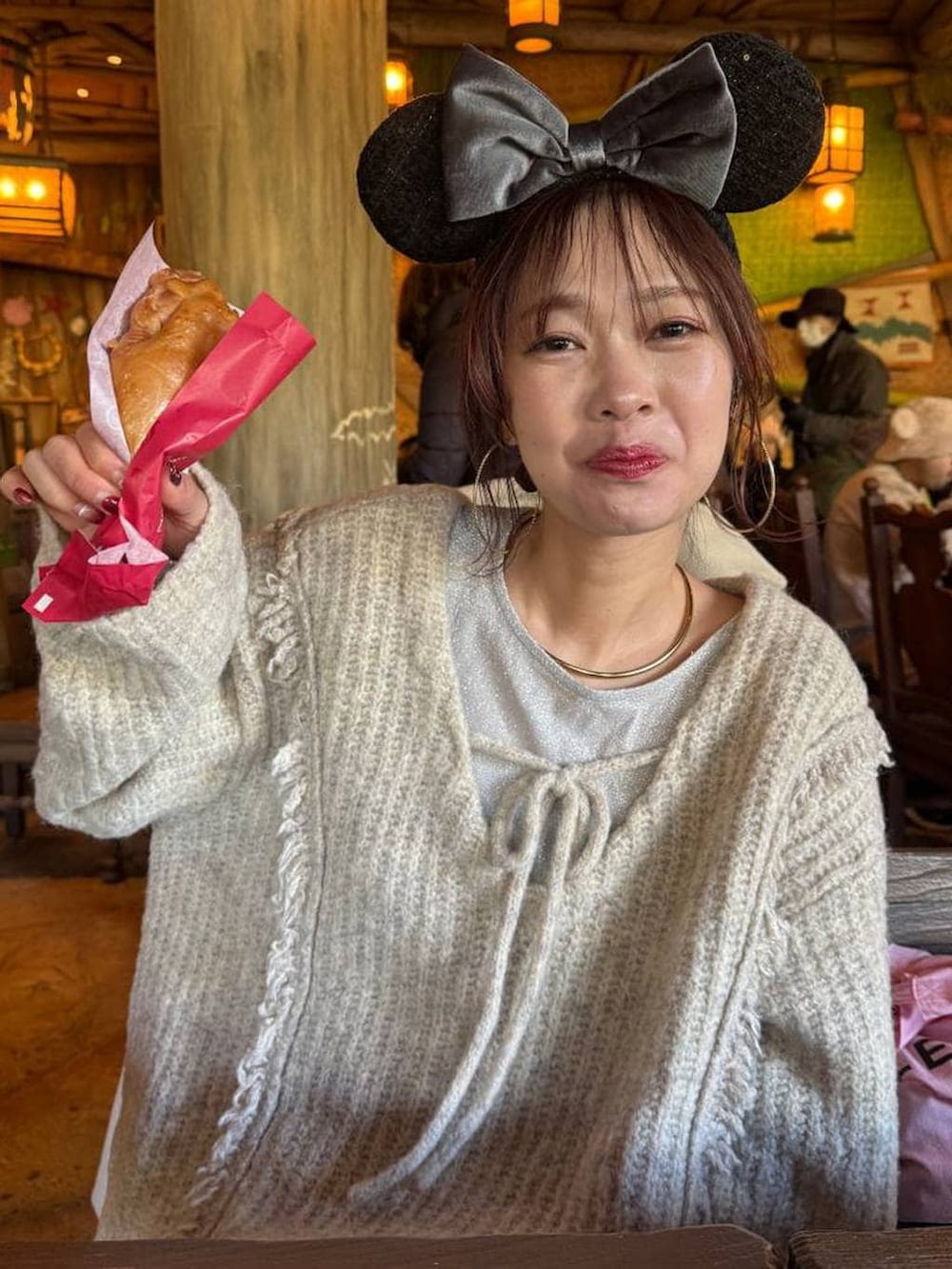 ホワイト系のニット/セーター、ブラック系のスカート、ベージュ系のブルゾンを着用したレディースの冬コーディネートの4枚目の写真