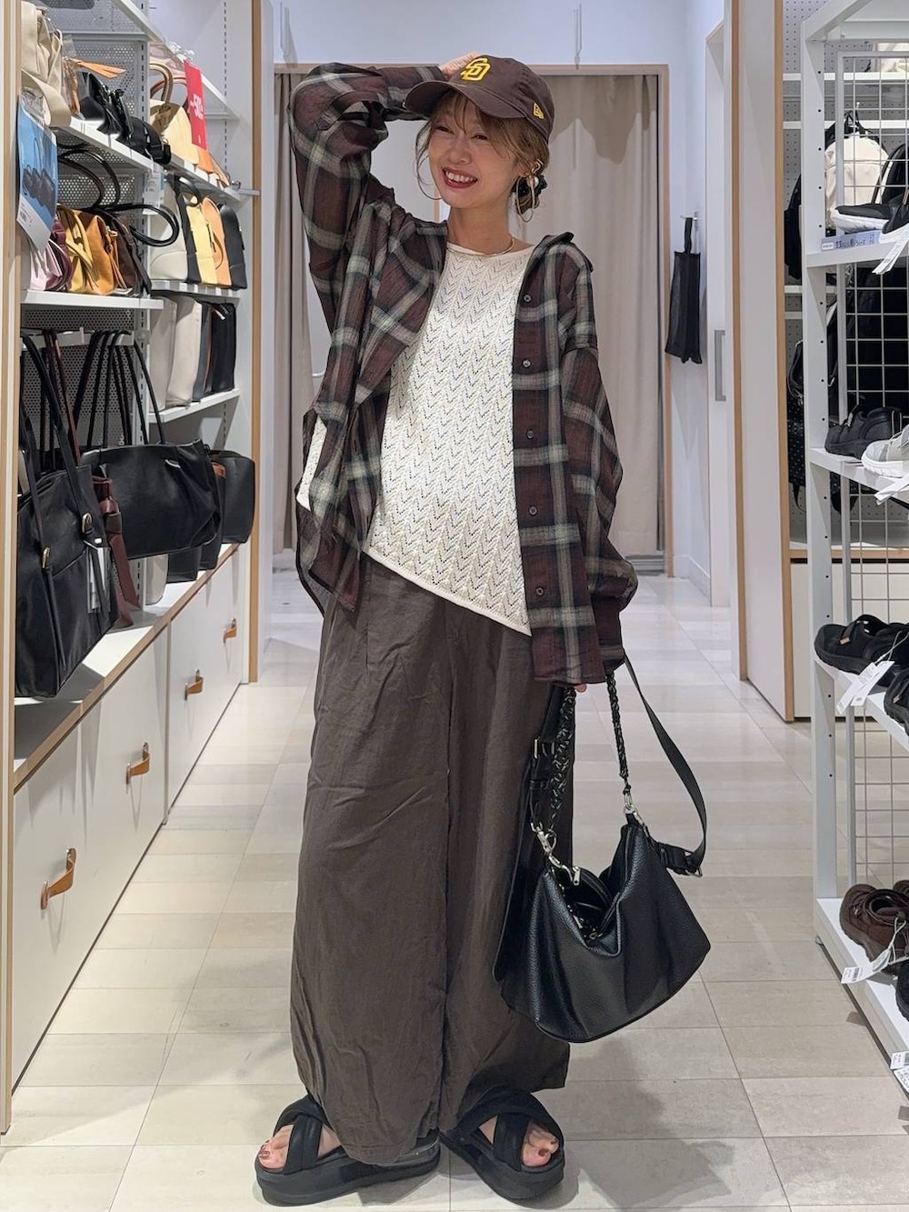 ブラウン系のその他パンツ、ブラウン系のシャツ/ブラウス、ゴールド系のネックレスを着用したレディースの夏コーディネートの2枚目の写真