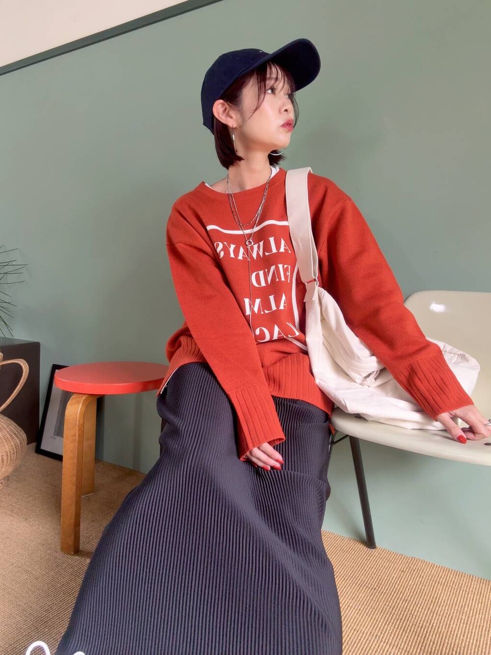 ブルー系のダウンジャケット/コート、ブラック系のスカート、ホワイト系のTシャツ/カットソーを着用したレディースの秋コーディネートの10枚目の写真