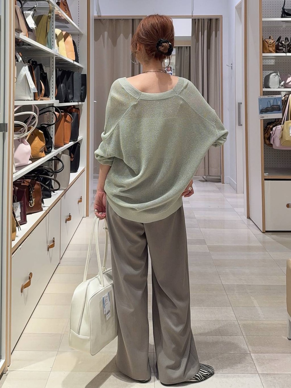 その他のパンプス、ホワイト系のキャミソール、ブラウン系のその他パンツを着用したレディースの春コーディネートの6枚目の写真