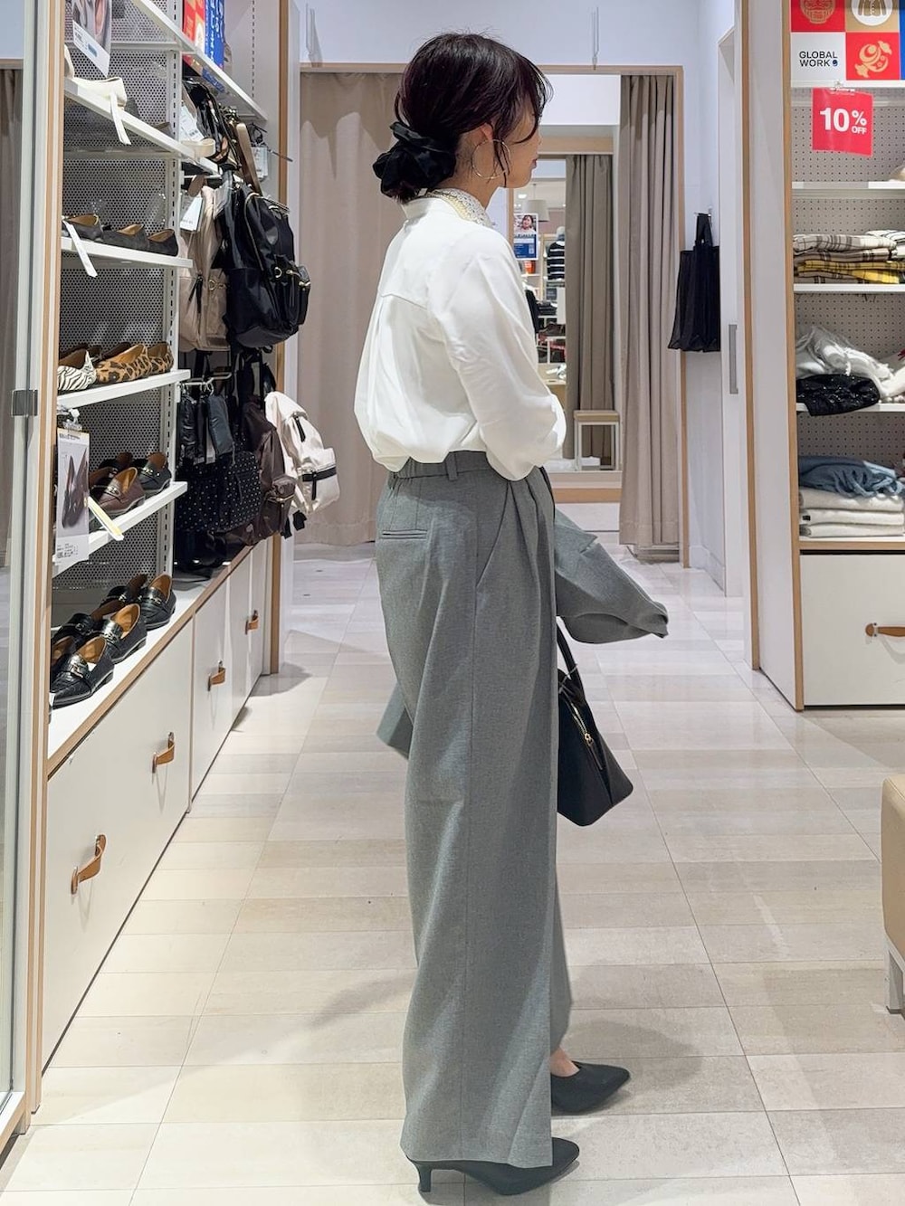 ブラック系のショルダーバッグ、ブラック系のパンプス、ホワイト系のシャツ/ブラウスを着用したレディースの冬コーディネートの6枚目の写真