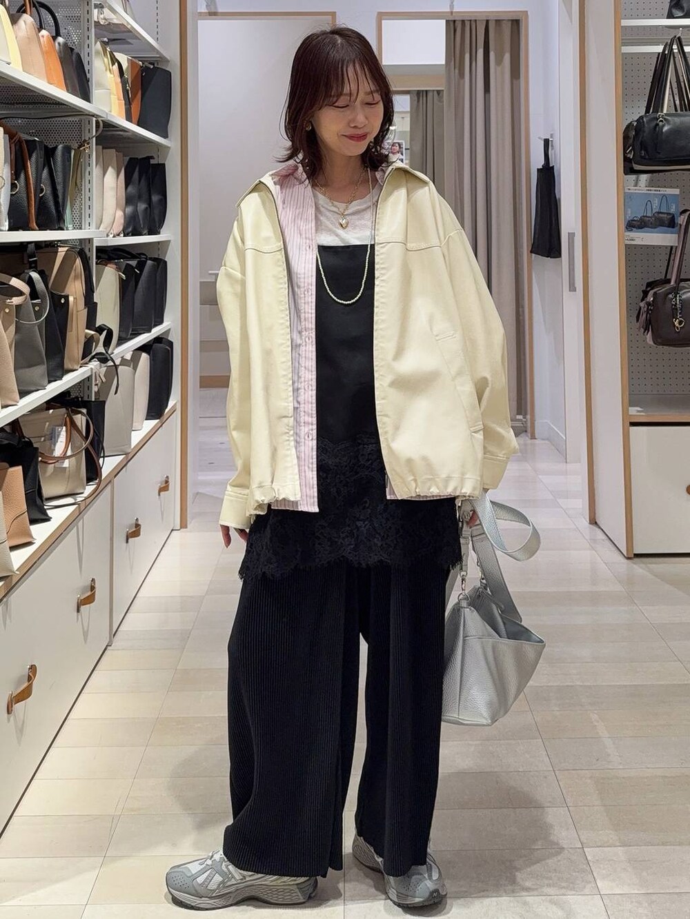 ホワイト系のブルゾン、ピンク系のシャツ/ブラウス、ホワイト系のTシャツ/カットソーを着用したレディースの春コーディネートの2枚目の写真