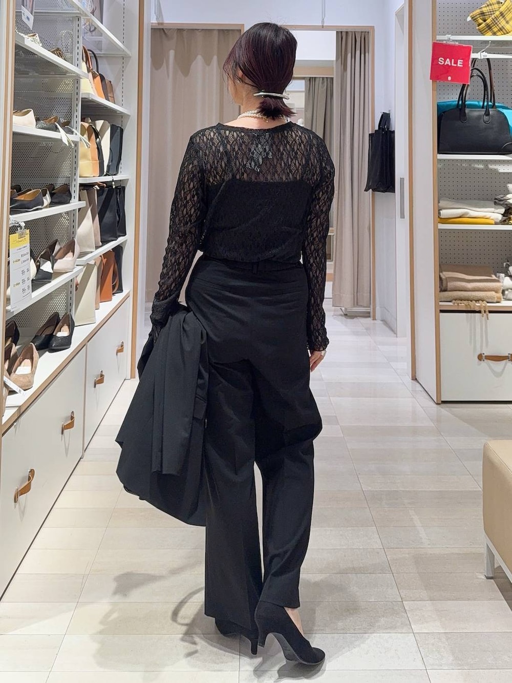 その他のパンプス、ブラック系のキャミソール、ブラック系のTシャツ/カットソーを着用したレディースの冬コーディネートの8枚目の写真