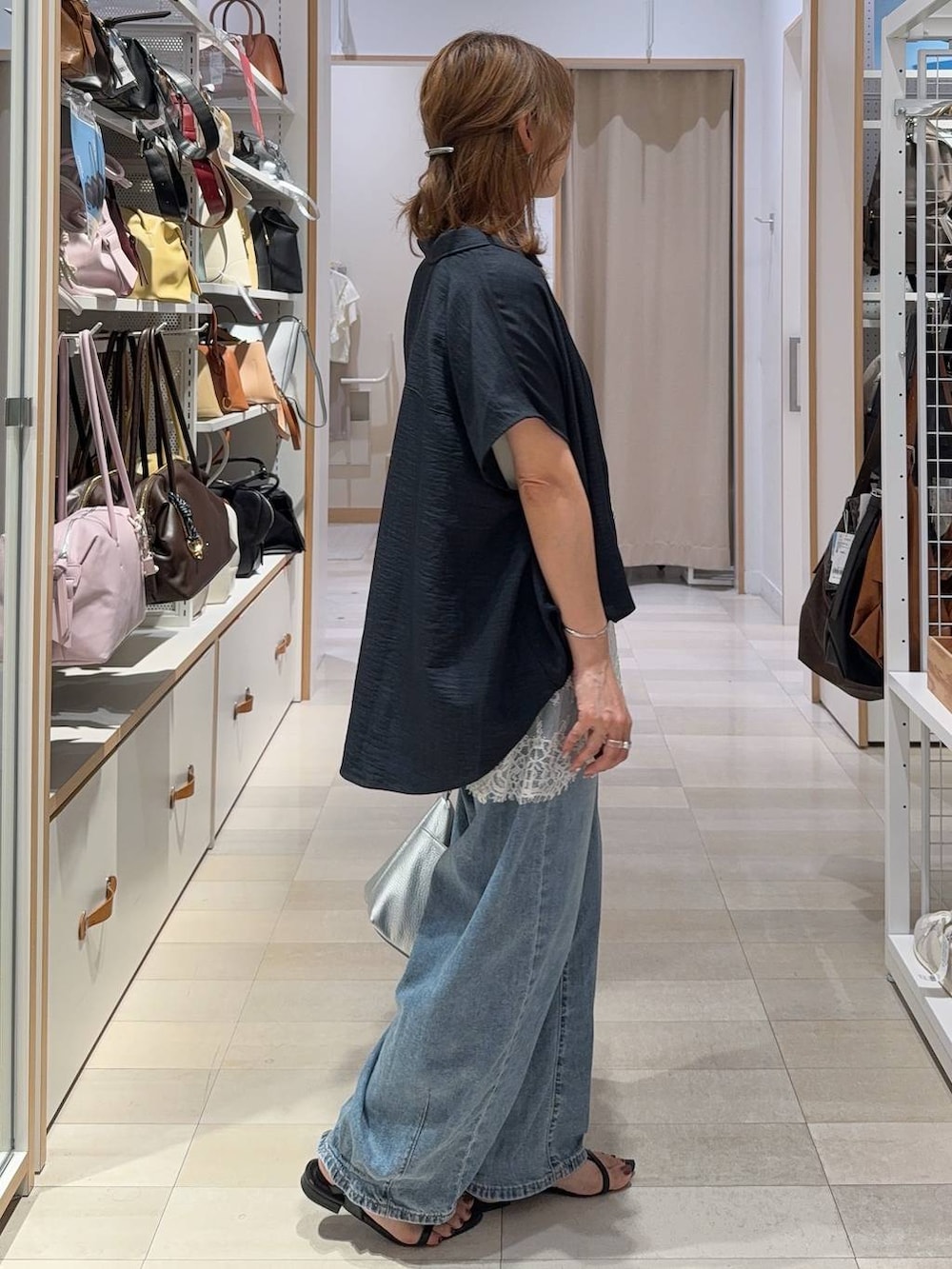 ブルー系のデニムパンツ、ホワイト系のキャミソール、ブルー系のシャツ/ブラウスを着用したレディースの夏コーディネートの6枚目の写真