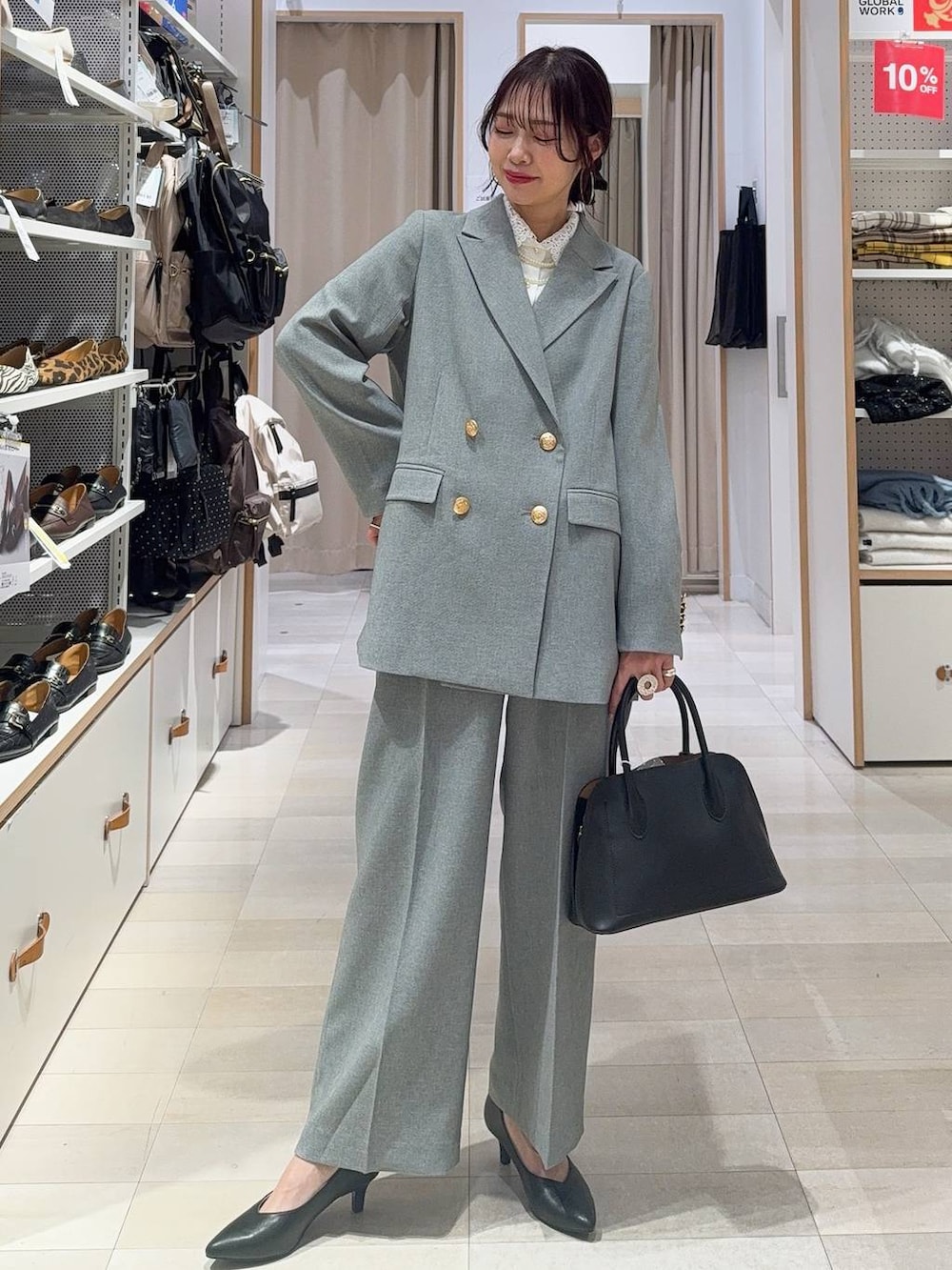 ブラック系のショルダーバッグ、ブラック系のパンプス、ホワイト系のシャツ/ブラウスを着用したレディースの冬コーディネートの2枚目の写真