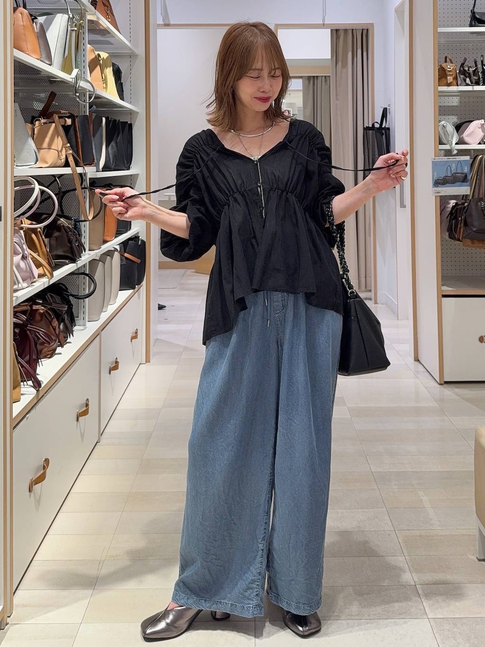 その他のパンプス、ホワイト系のキャミソール、ブラック系のカーディガン/ボレロを着用したレディースの春コーディネートの3枚目の写真