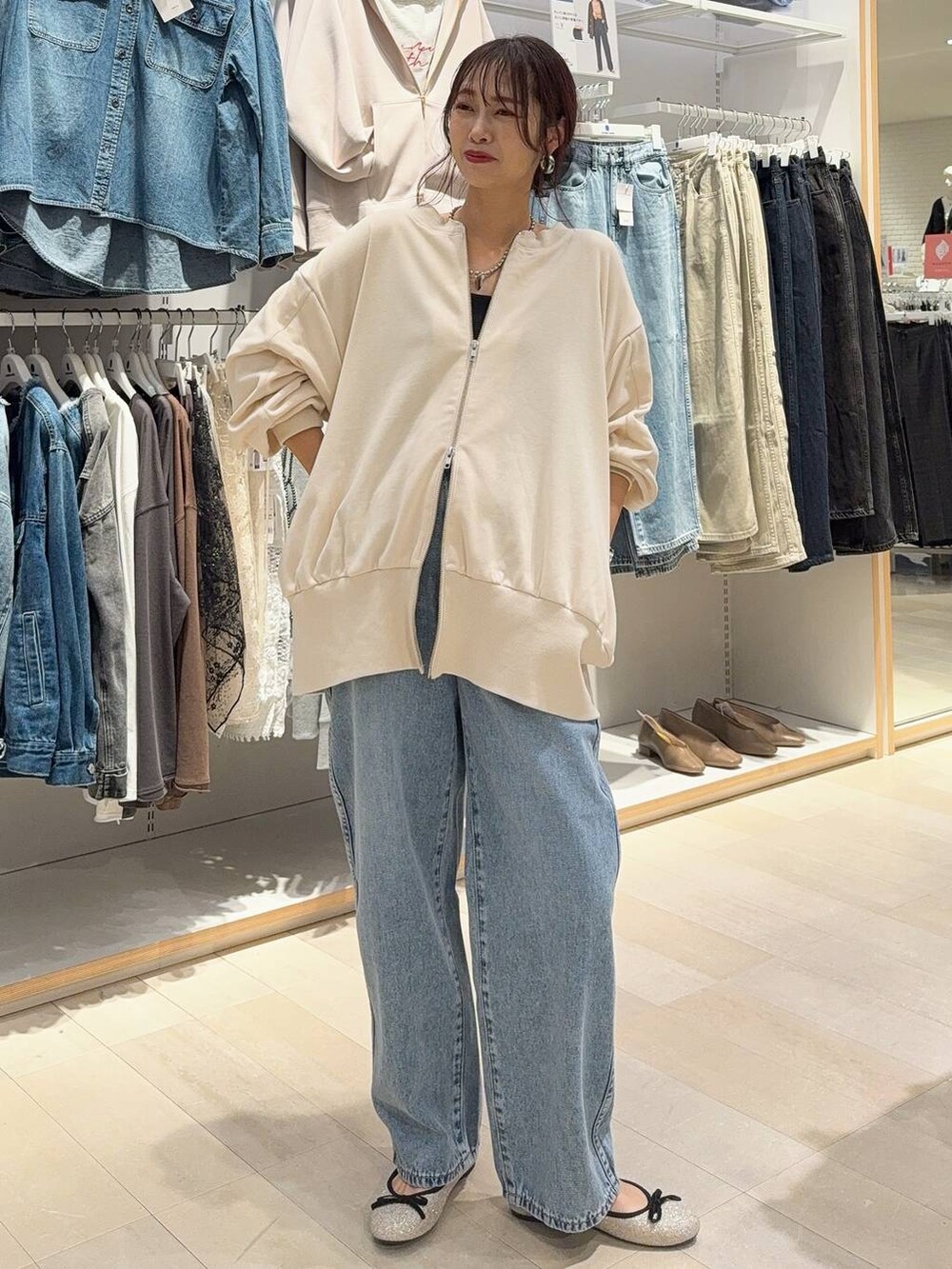 ブラック系のスカート、ベージュ系のシャツ/ブラウス、ブラック系のローファーを着用したレディースの秋コーディネートの3枚目の写真