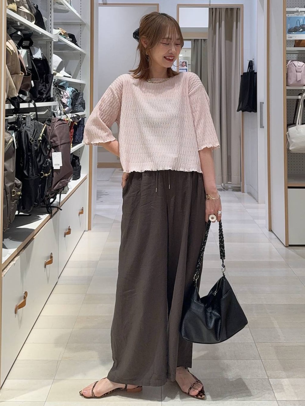 その他のサンダル、ブラウン系のその他パンツ、ブラウン系のキャミソールを着用したレディースの春コーディネートの5枚目の写真