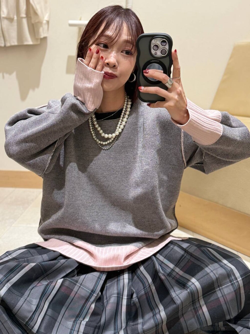 ブルー系のダウンジャケット/コート、ブラック系のスカート、ホワイト系のTシャツ/カットソーを着用したレディースの秋コーディネートの7枚目の写真