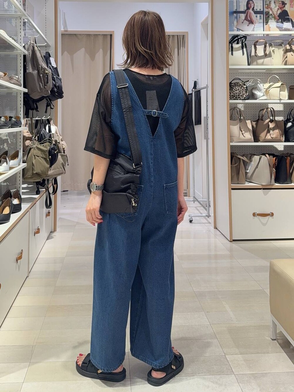 ブルー系のサロペット/オーバーオール、ブラック系のタンクトップ、ブラック系のショルダーバッグを着用したレディースの夏コーディネートの7枚目の写真