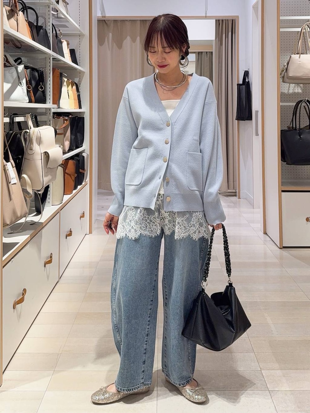 ゴールド系のバレエシューズ、ブルー系のデニムパンツ、ブルー系のカーディガン/ボレロを着用したレディースの春コーディネートの2枚目の写真