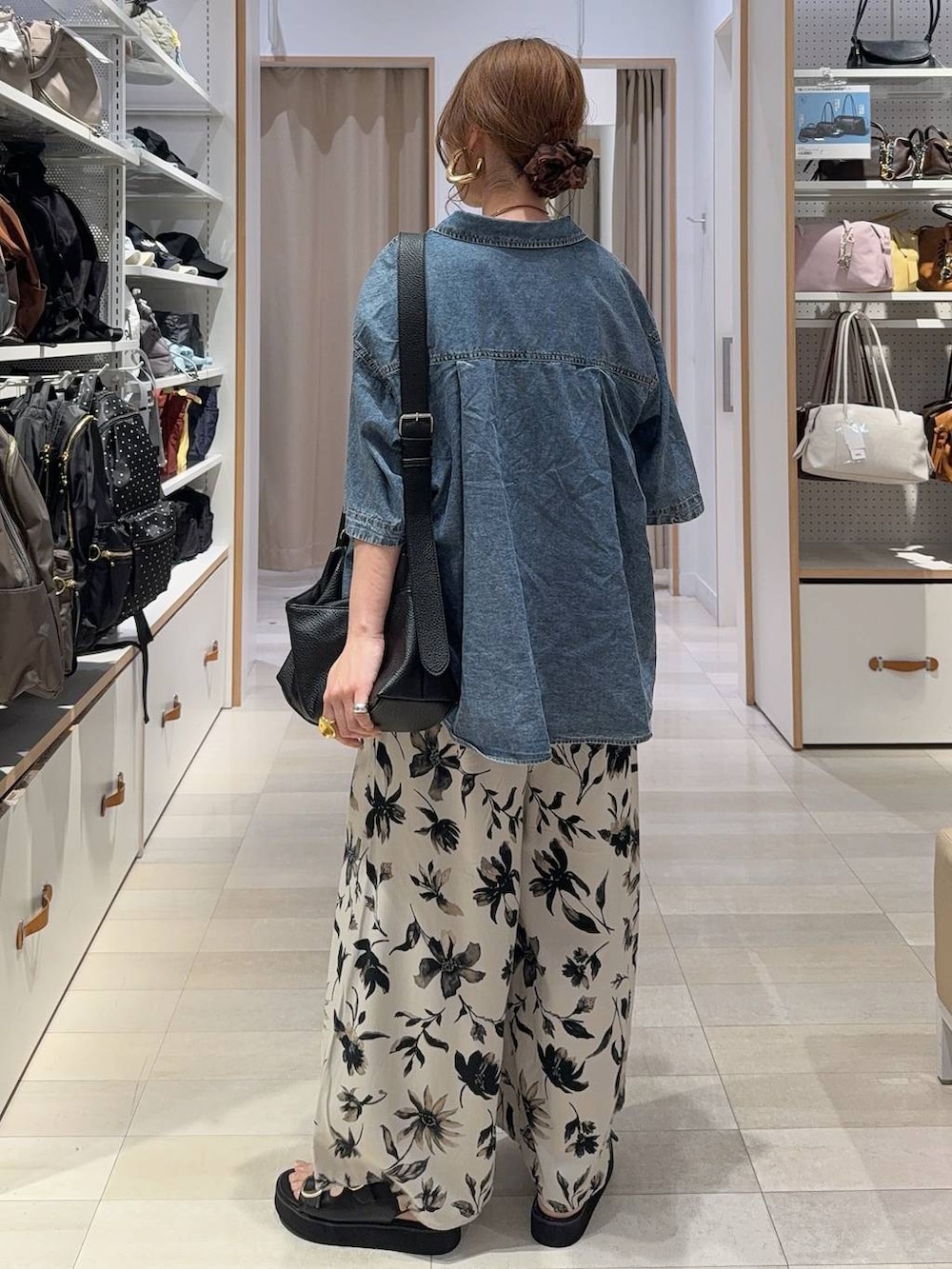 ホワイト系のその他パンツ、ホワイト系のベスト、ブルー系のシャツ/ブラウスを着用したレディースの春コーディネートの8枚目の写真