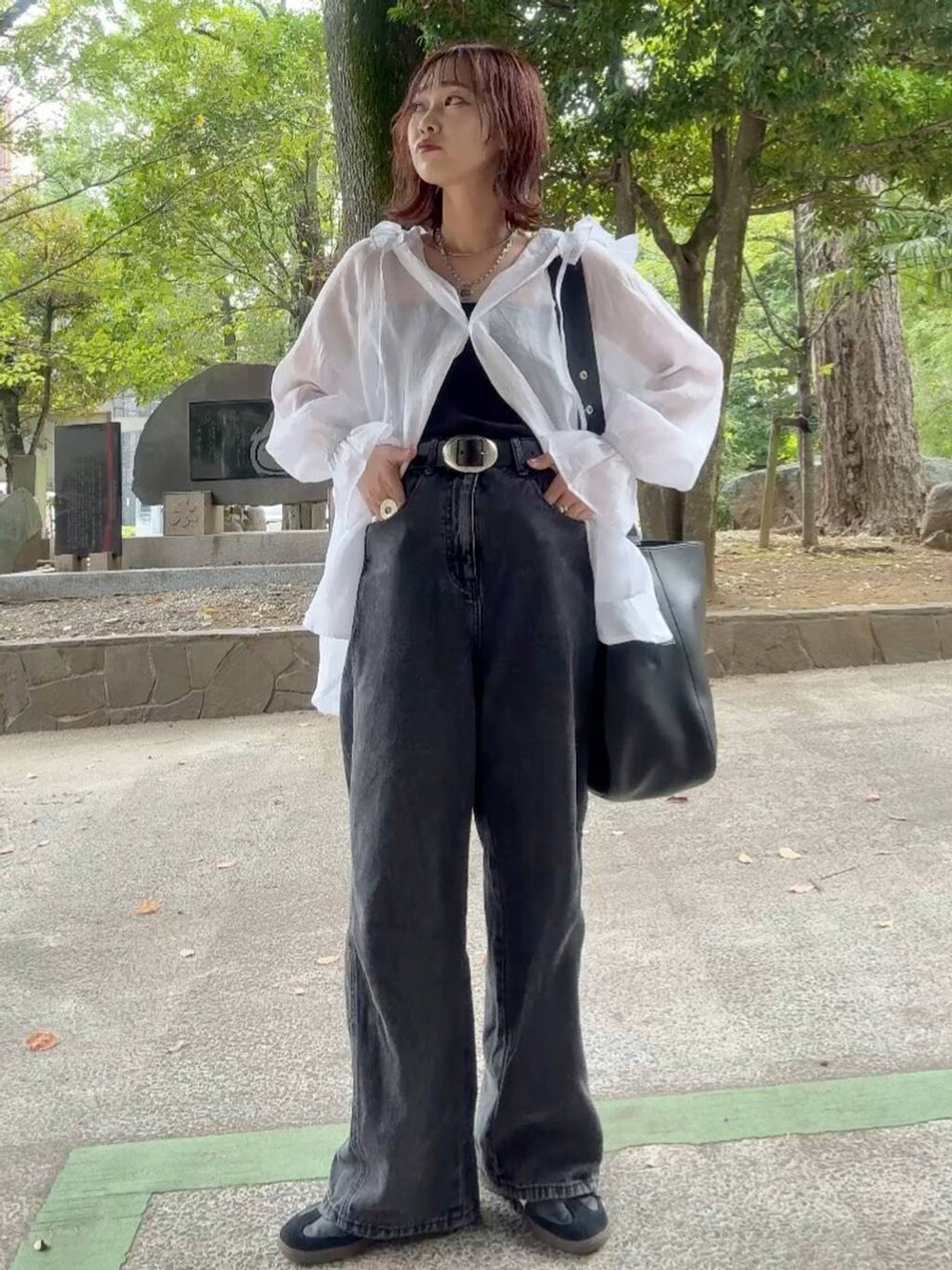 ブラック系のショルダーバッグ、ブラック系のキャミソール、ホワイト系のシャツ/ブラウスを着用したレディースの秋コーディネートの3枚目の写真