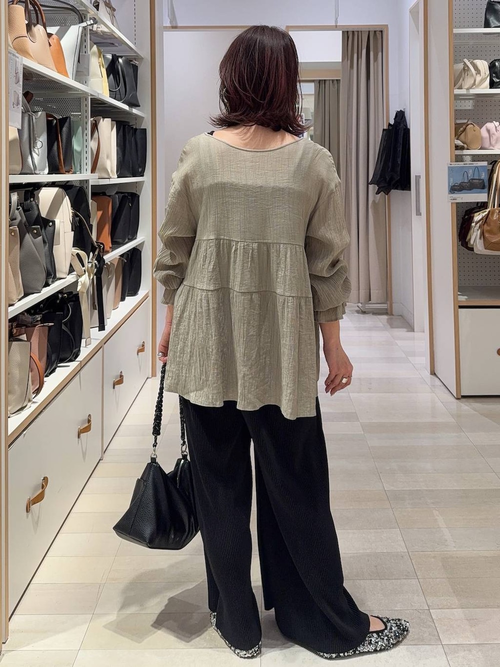 ブラック系のその他パンツを着用したレディースの春コーディネートの9枚目の写真