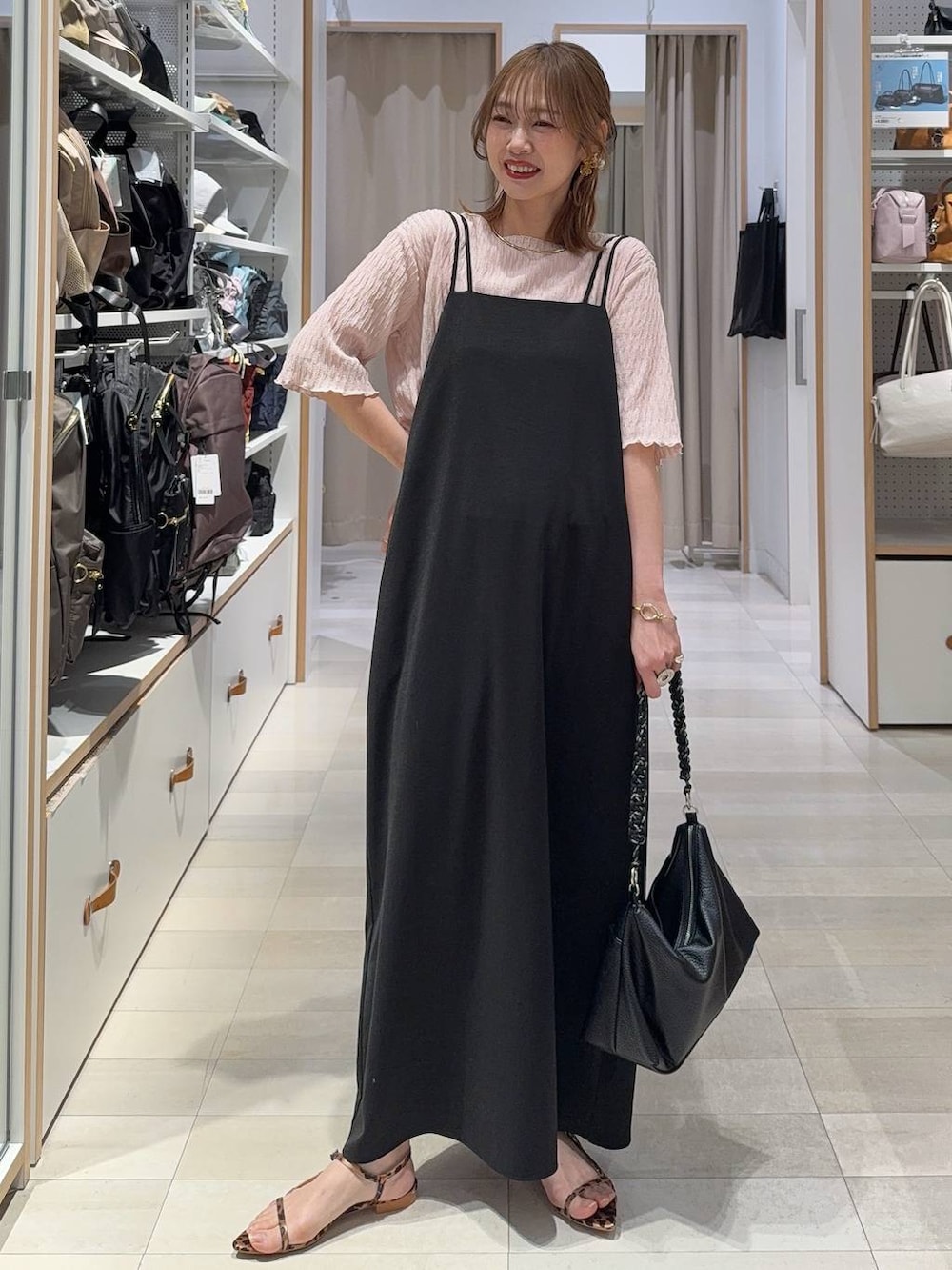 その他のパンプス、ブラック系のボストンバッグ、ブラック系のその他パンツを着用したレディースの春コーディネートの5枚目の写真