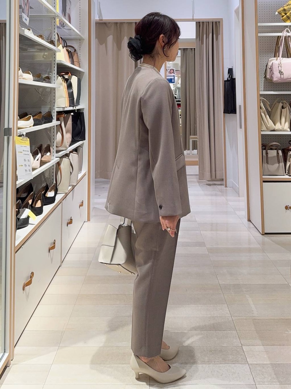 ホワイト系のパンプス、ホワイト系のシャツ/ブラウス、ブラウン系のその他パンツを着用したレディースの冬コーディネートの4枚目の写真