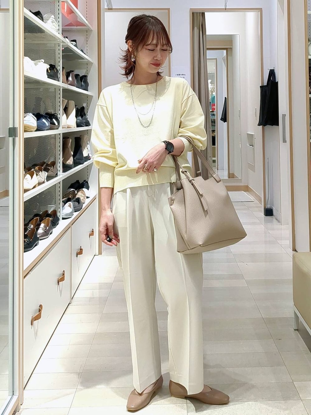 ブラック系のその他パンツ、ブラック系のバックパック/リュック、ベージュ系のマウンテンパーカーを着用したレディースの春コーディネートの3枚目の写真