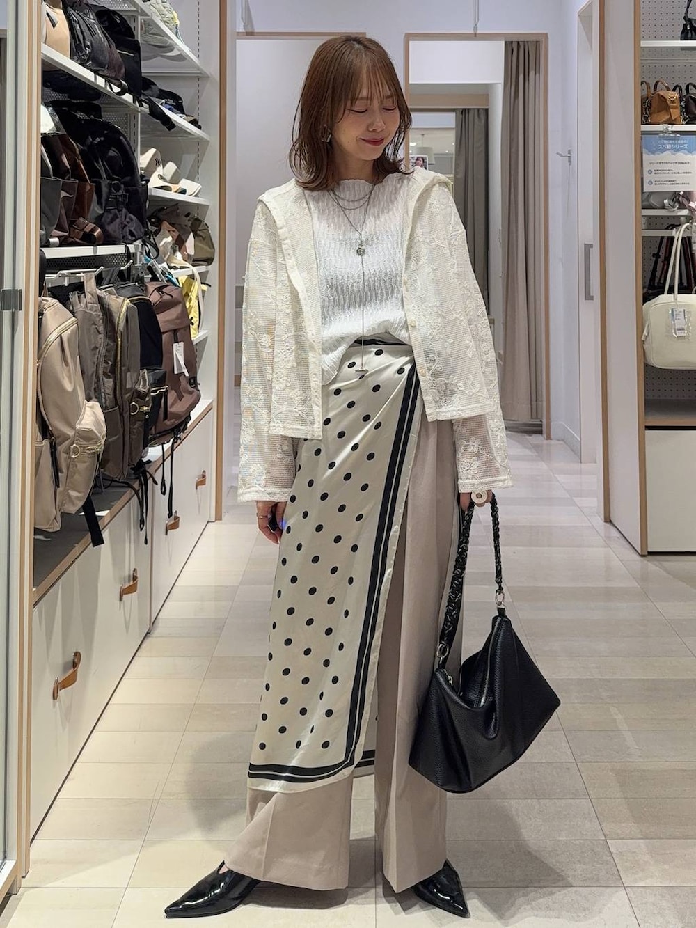 ベージュ系のその他パンツ、ブラウン系のキャミソール、ベージュ系のパーカーを着用したレディースの春コーディネートの3枚目の写真