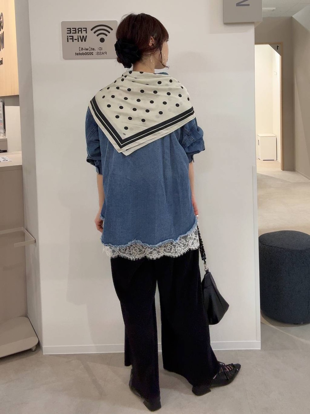 ブルー系のシャツ/ブラウス、ホワイト系のキャミソール、ブラック系のその他パンツを着用したレディースの春コーディネートの4枚目の写真