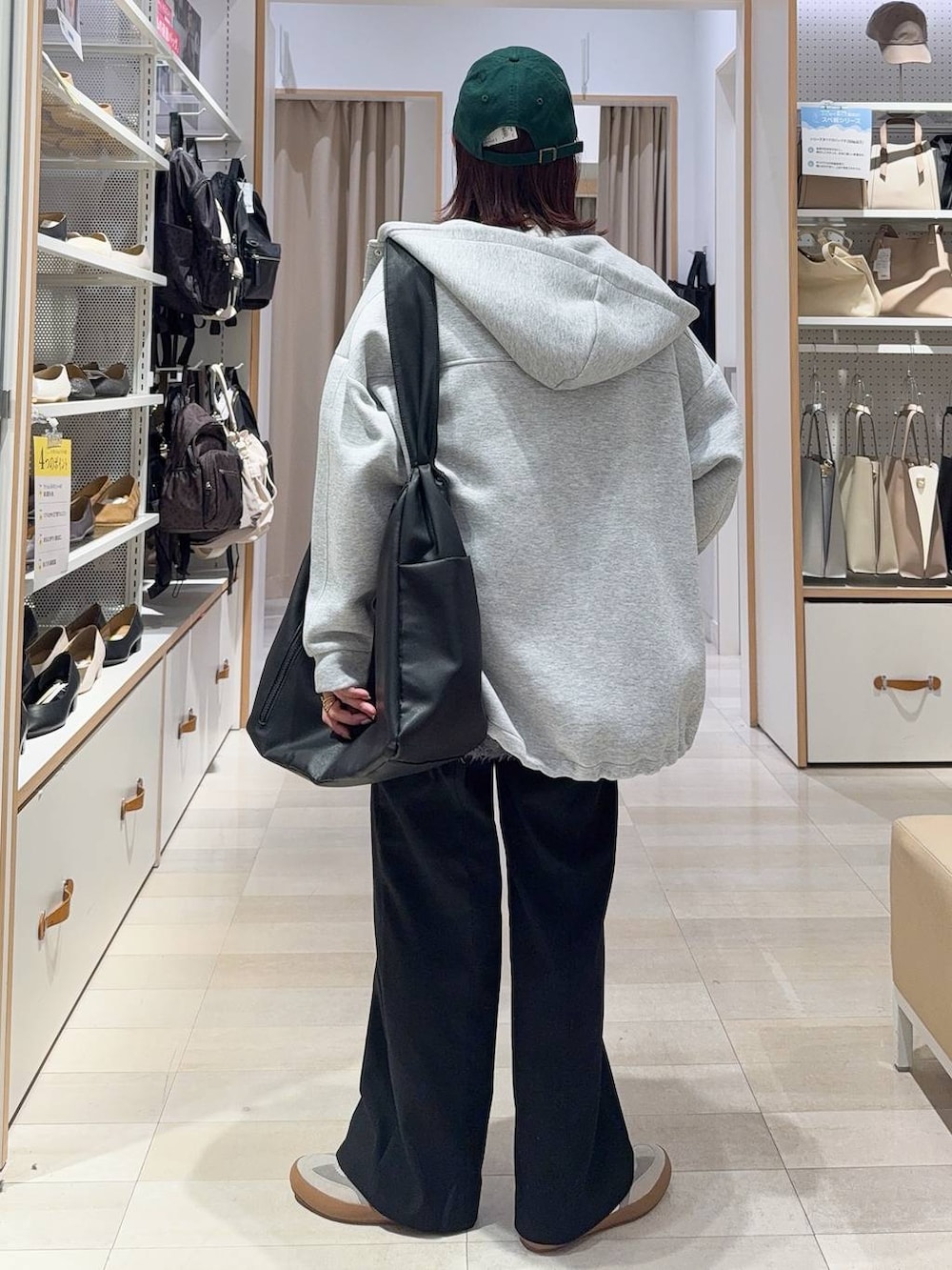 ベージュ系のスニーカー、ブラック系のその他パンツ、グレー系のブルゾンを着用したレディースの秋コーディネートの5枚目の写真