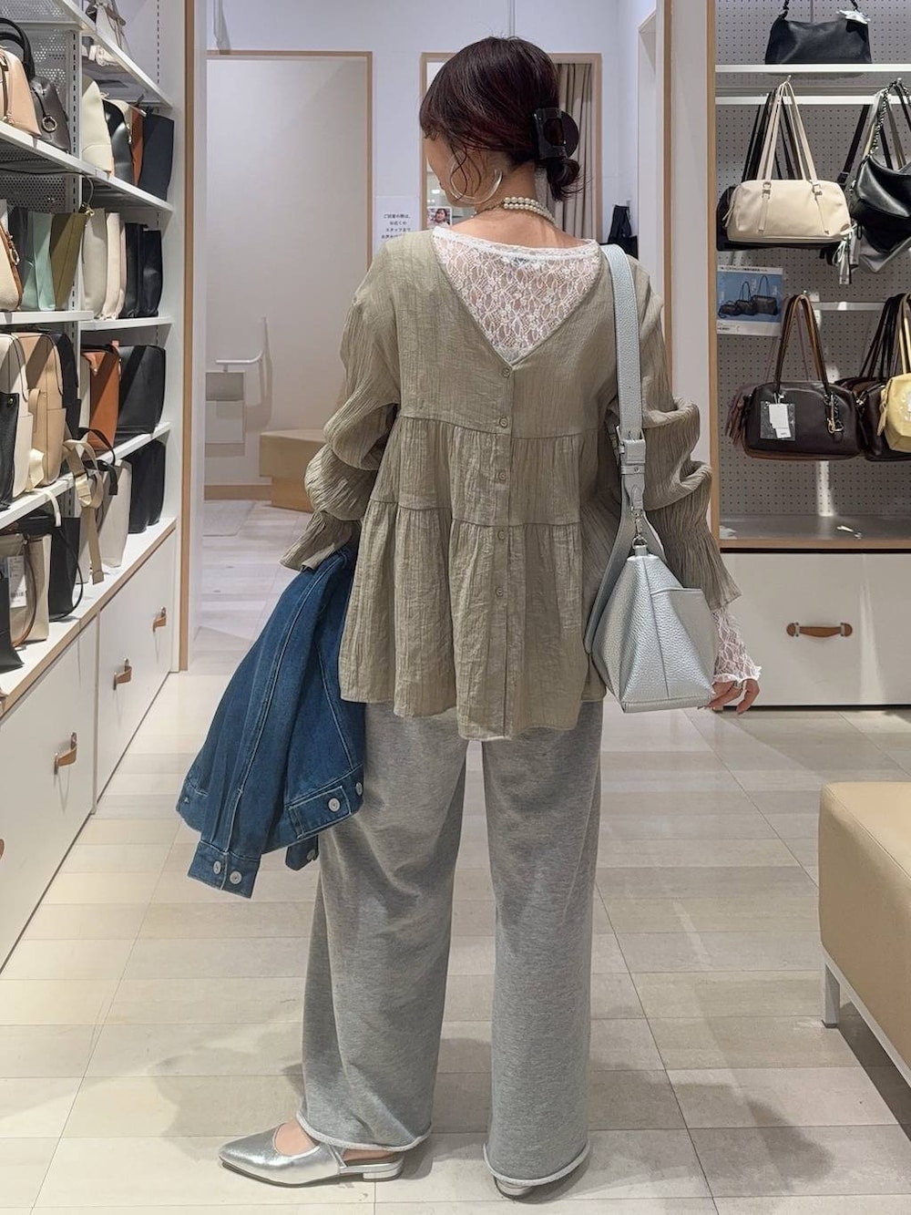 シルバー系のパンプス、ホワイト系のTシャツ/カットソー、ブルー系のデニムジャケットを着用したレディースの春コーディネートの9枚目の写真