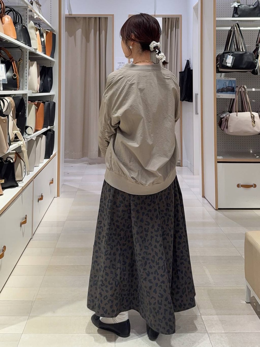 ブラック系のバレエシューズ、その他のスカート、ブラウン系のブルゾンを着用したレディースの春コーディネートの5枚目の写真