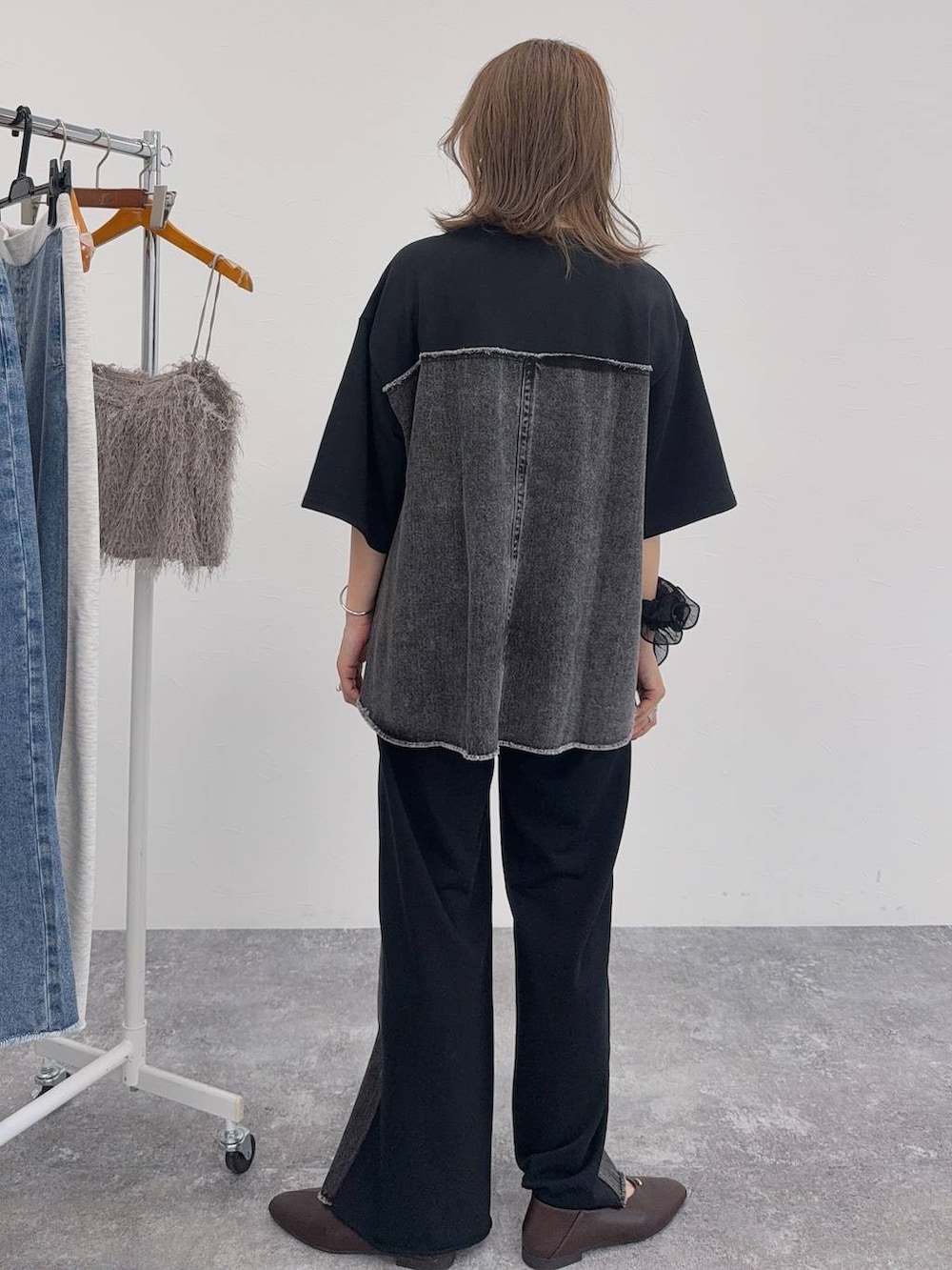 ブラウン系のパンプス、ベージュ系のシャツ/ブラウス、ブラウン系のシャツ/ブラウスを着用したレディースの夏コーディネートの10枚目の写真