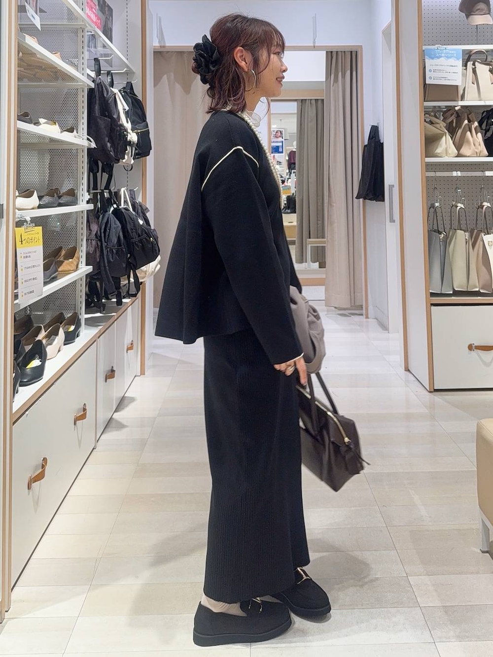 ブラック系のローファー、ブラック系のショルダーバッグ、ピンク系のシャツ/ブラウスを着用したレディースの秋コーディネートの6枚目の写真