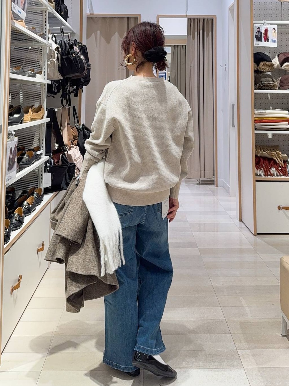 ブラック系のバレエシューズ、ブラウン系のチェスターコート、ブラウン系のニット/セーターを着用したレディースの冬コーディネートの7枚目の写真