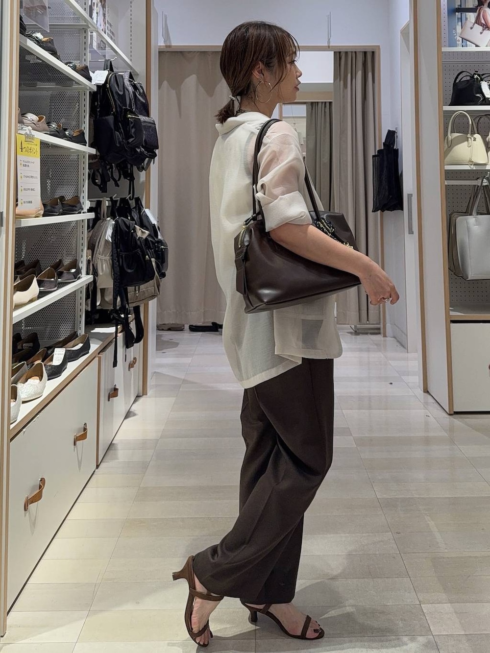 「カジュアル、GLOBAL WORK、きれいめ、ベーシック/シンプル、着痩せ・細見え、ママコーデ、体型カバー」｜「GLOBAL WORKのMATINEE LINE/リネンライクイージーストレートパンツ/495644（その他パンツ、ブラウン系）」を使った、せこ子さん（レディース・159cm）の夏コーディネートの4枚目の写真