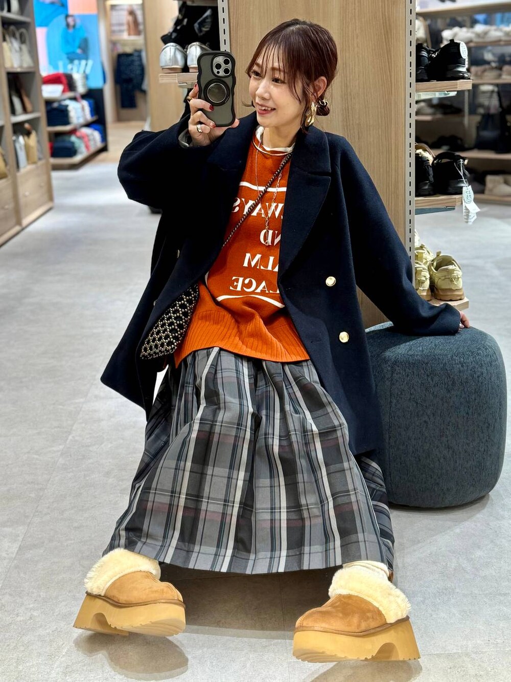 ブラック系のワンピース、ゴールド系のチョーカー、ブラック系のその他ヘアアクセサリーを着用したレディースの冬コーディネートの4枚目の写真