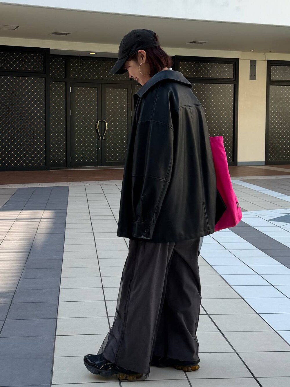 ホワイト系のTシャツ/カットソー、ブラック系のブルゾン、グレー系のその他パンツを着用したレディースの冬コーディネートの6枚目の写真