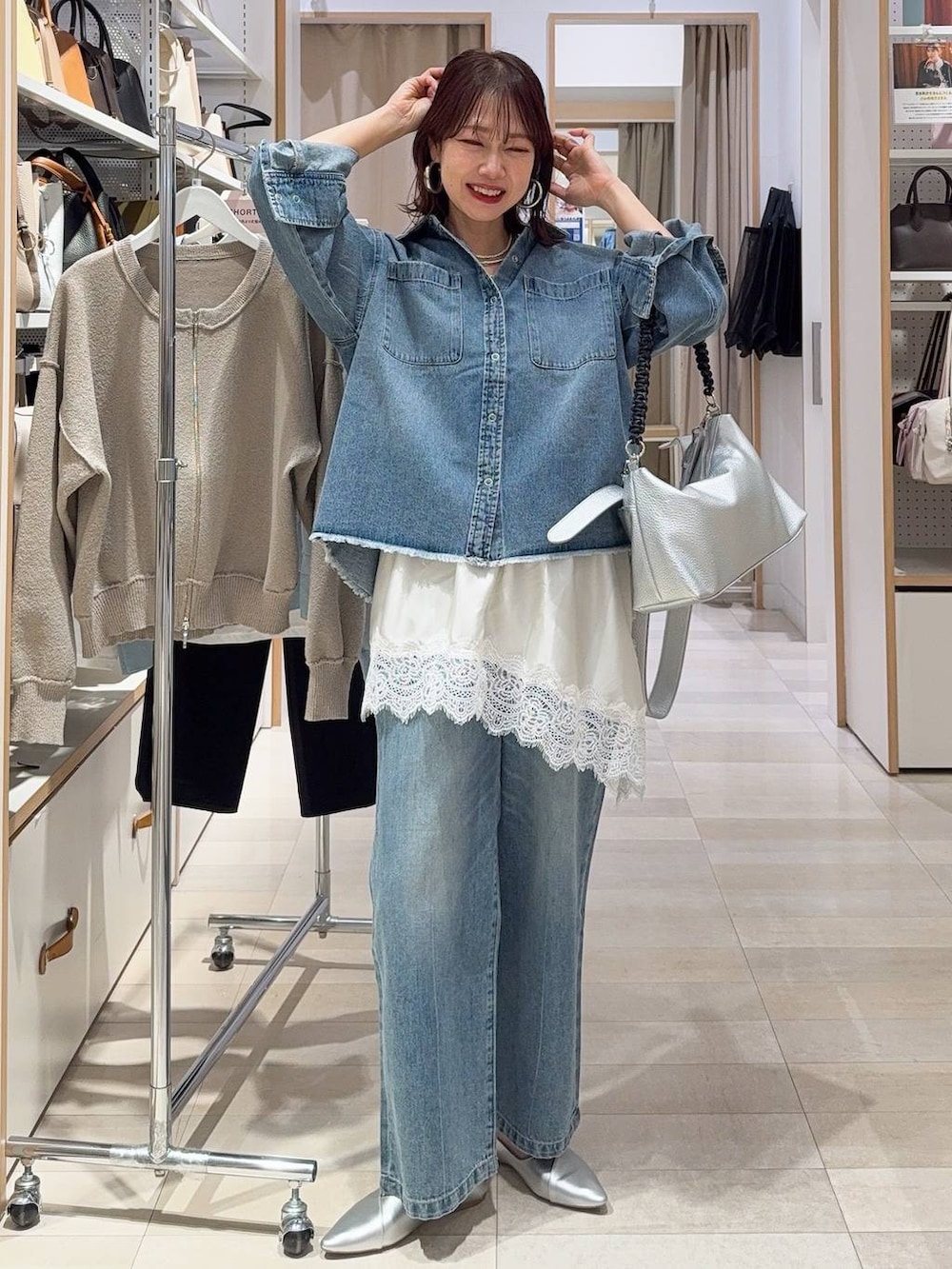 ブラック系のスニーカー、ブラック系のその他パンツ、ブルー系のシャツ/ブラウスを着用したレディースの春コーディネートの6枚目の写真