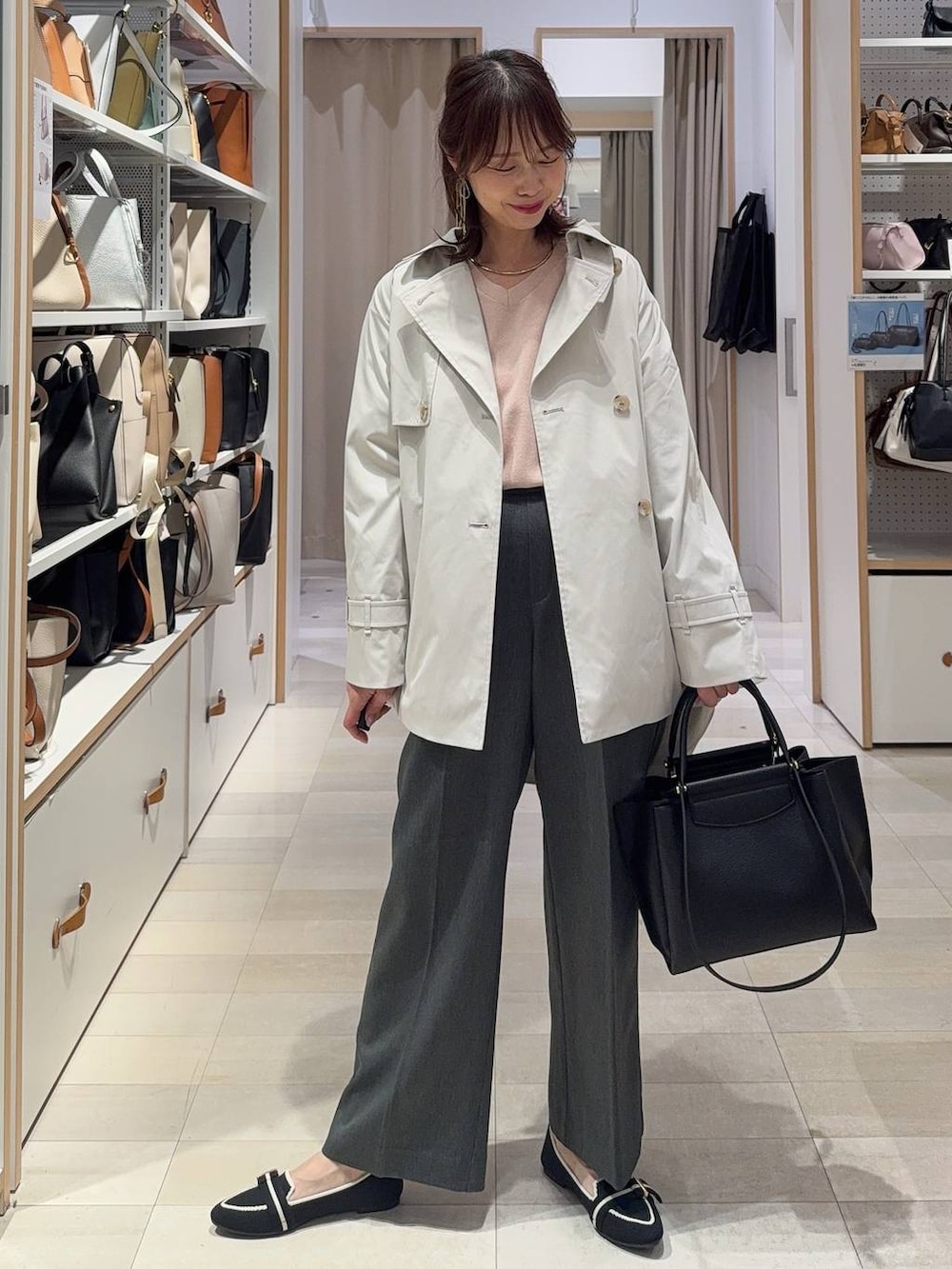 その他のパンプス、グレー系のその他パンツ、ブラック系のトートバッグを着用したレディースの春コーディネートの2枚目の写真