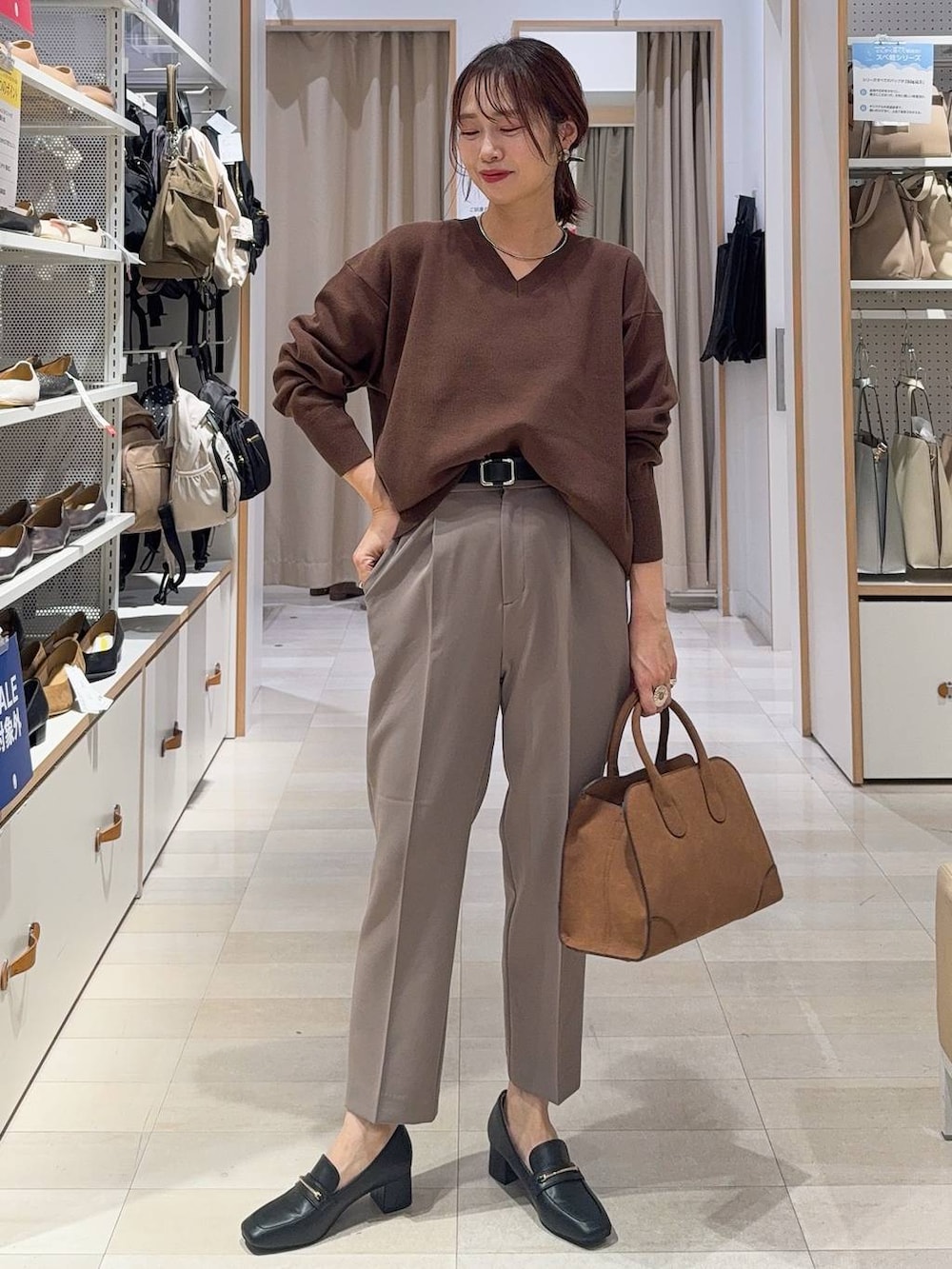 ブラック系のローファー、ベージュ系のブルゾン、ブラウン系のスウェットを着用したレディースの秋コーディネートの4枚目の写真