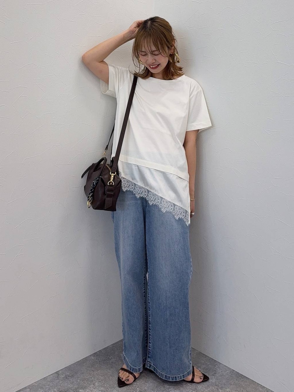その他のその他パンツ、ブラック系のショルダーバッグ、ベージュ系のTシャツ/カットソーを着用したレディースの夏コーディネートの2枚目の写真