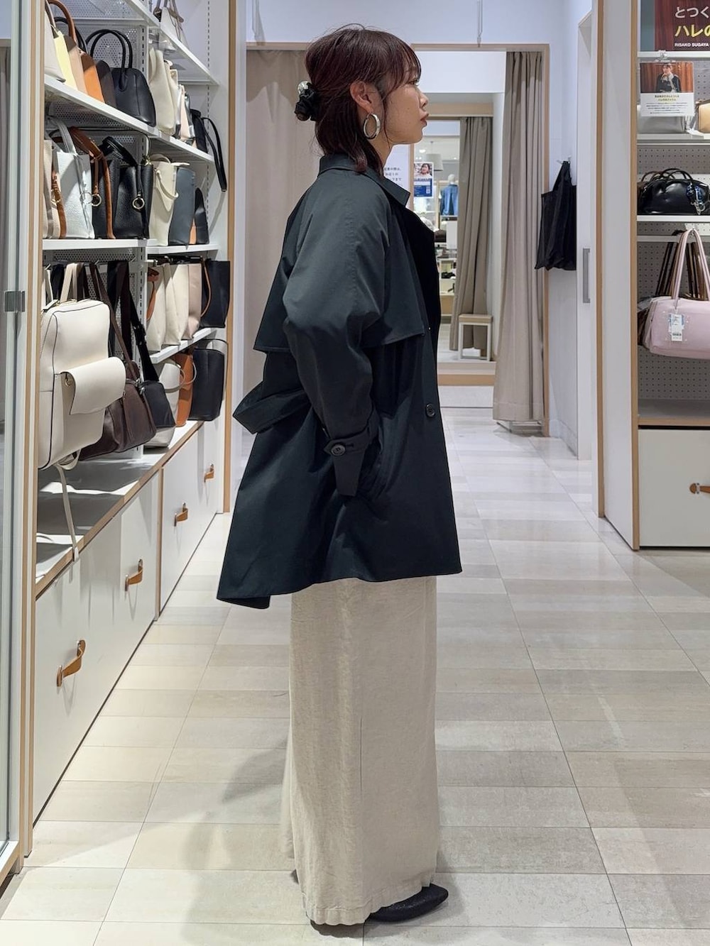 その他のショルダーバッグ、ブラック系のパンプス、ホワイト系のその他パンツを着用したレディースの春コーディネートの4枚目の写真